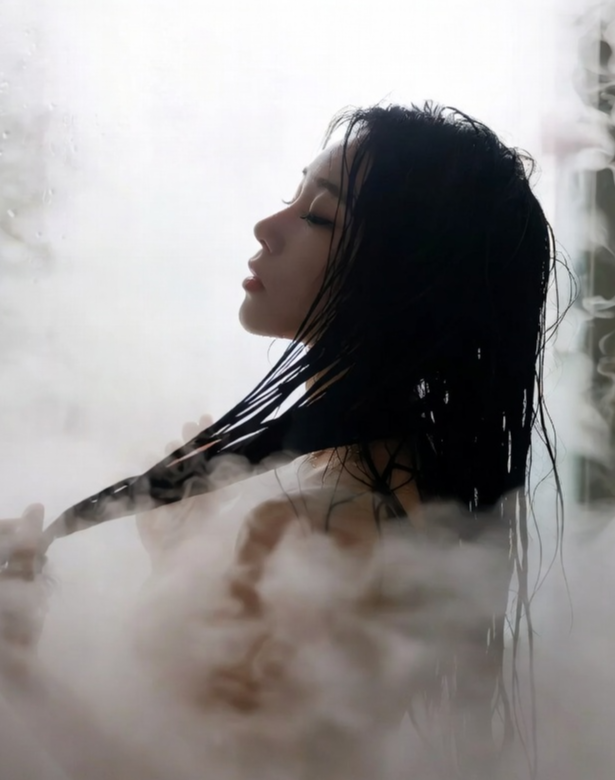 뿌연 수증기가 가득한 욕실 인테리어, 젖은 머리카락을 쓸어 넘기는 배우의 상반신 실루엣이 불투명한 유리문 너머로 비치고 있으며, 배우가 직접 들고 찍는 듯한 거친 앵글로 현장의 습도와 열기가 그대로 느껴지는 사진 뿌연 수증기가 가득한 욕실 인테리어, 젖은 머리카락을 쓸어 넘기는 배우의 상반신 실루엣이 불투명한 유리문 너머로 비치고 있으며, 배우가 직접 들고 찍는 듯한 거친 앵글로 현장의 습도와 열기가 그대로 느껴지는 사진